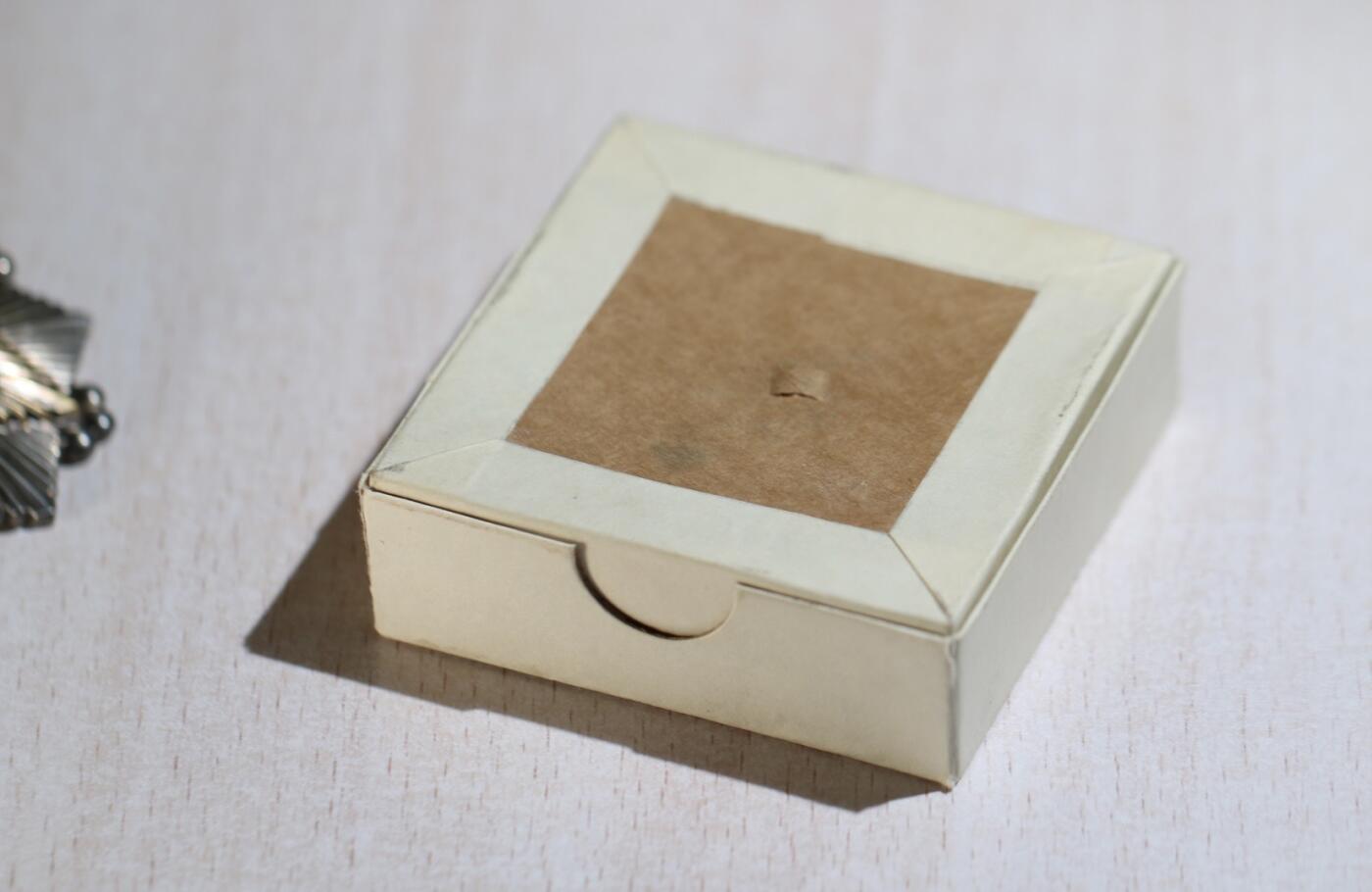 大猫徽章拍卖 第283期 朝鲜🇰🇵二级国旗勋章 完美品相 原纸盒