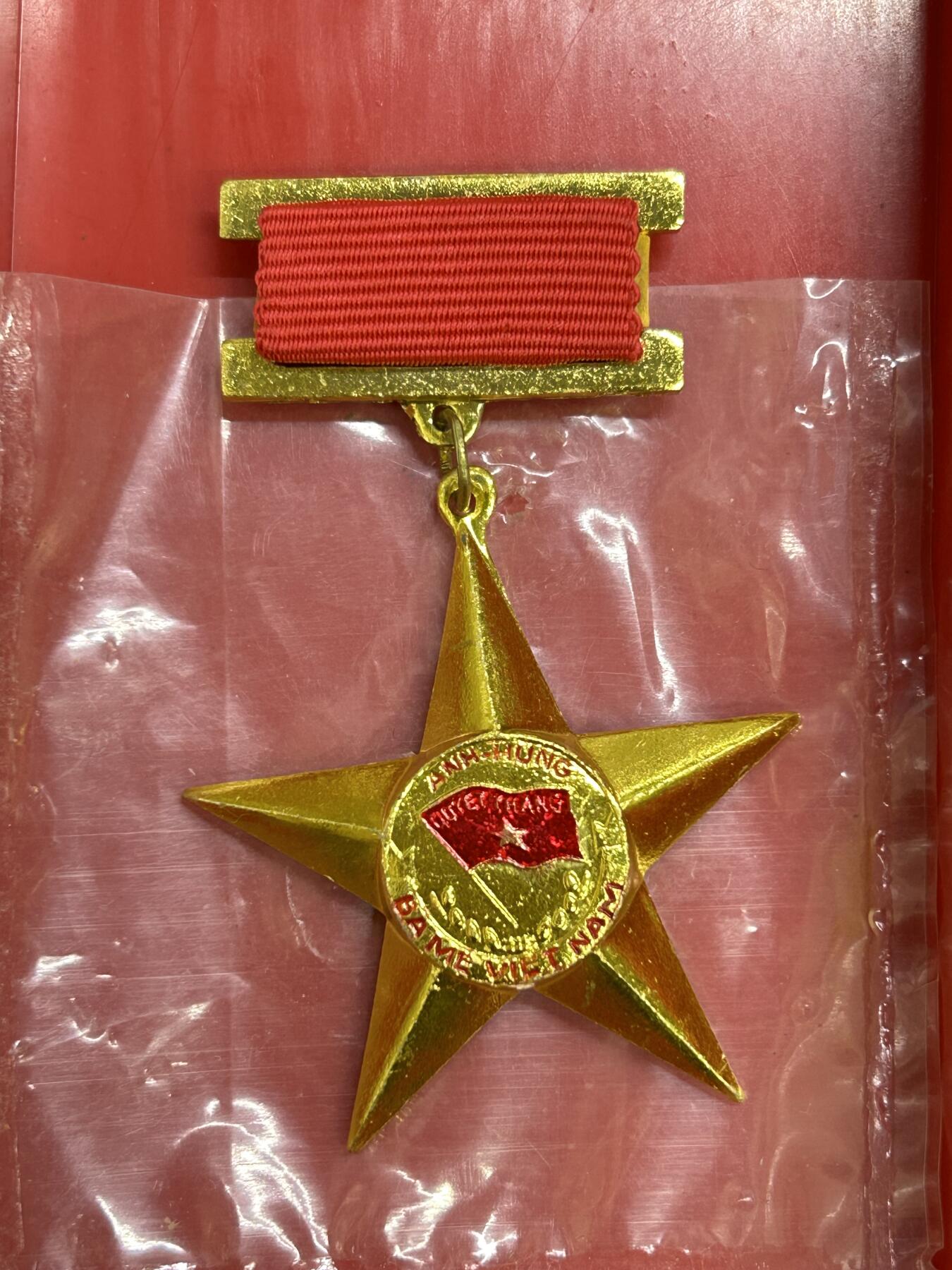 西秦中古拍卖第六十七期 越南英雄母亲勋章 母亲金星章 第一版带原盒 1994年9月10日设立，英雄越南母亲是越南国家授予或追授的荣誉称号，表彰那些为民族解放事业、保卫祖国和履行国际义务做出贡献和牺牲的越南妇女。因为她们的丈夫或者孩子都是战争伤残人员和烈士。