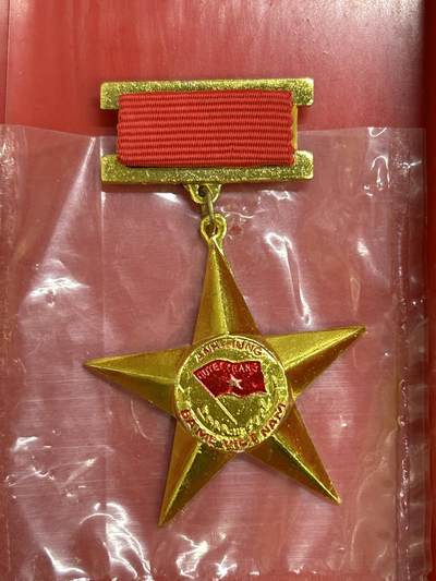 西秦中古拍卖第六十七期 - 越南英雄母亲勋章 母亲金星章 第一版带原盒 1994年9月10日设立，英雄越南母亲是越南国家授予或追授的荣誉称号，表彰那些为民族解放事业、保卫祖国和履行国际义务做出贡献和牺牲的越南妇女。因为她们的丈夫或者孩子都是战争伤残人员和烈士。