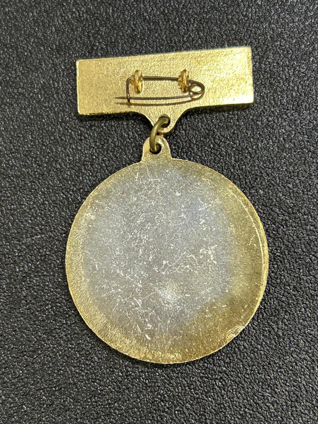 西秦中古拍卖第六十七期 柬埔寨民族解放奖章 消灭波尔布特政权奖章 好品 铝制，1979年设立，授予参加1978年12月25日至1979年1月7日越南领导在柬埔寨作战的越南军人