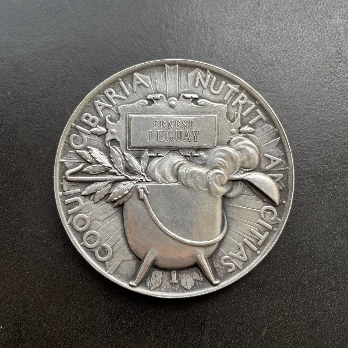 「木头集藏」章牌精品专场！ O Roty～法国烹饪协会宴会纪念镀银铜章 ，直径：51mm，边铭：丰饶角 BRONZE，正面的这款玛丽安娜肖像是罗蒂较早期的作品。章上的年份1873是烹饪协会成立的时间，并不是罗蒂创作这枚章的时间。罗蒂创作的时间大约在1880年代。  法国烹饪协会实际上是一个社交俱乐部，通过定期举办宴会，以表彰艺术、科学和政治领域的杰出人士，因此这个宴会就成为了一个名流云集的重要场合。