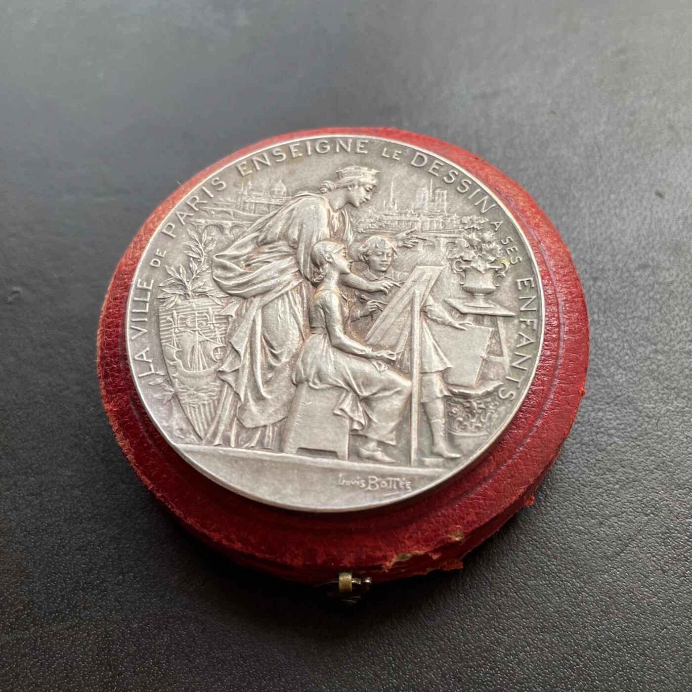 「木头集藏」章牌精品专场！ D.Dupuis～1899年法国初等教育原盒银章，直径：41 mm，38.2 g，边铭：丰饶角 ARGENT，品相不错，原盒正常使用。