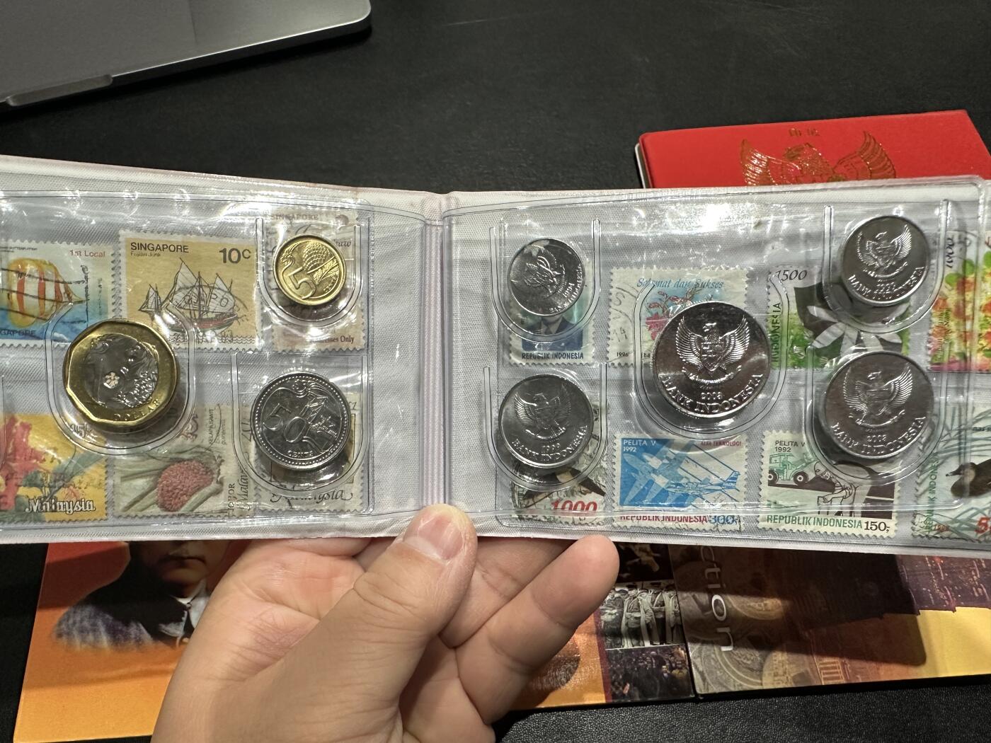 《外钞收藏家》第五百八十八期（优质场）（本平台长期征集拍品、欢迎藏友们联系合作） 新加坡和印度尼西亚邮币册+辛亥革命100周年硬币和纸币册子+台湾纪念币一套