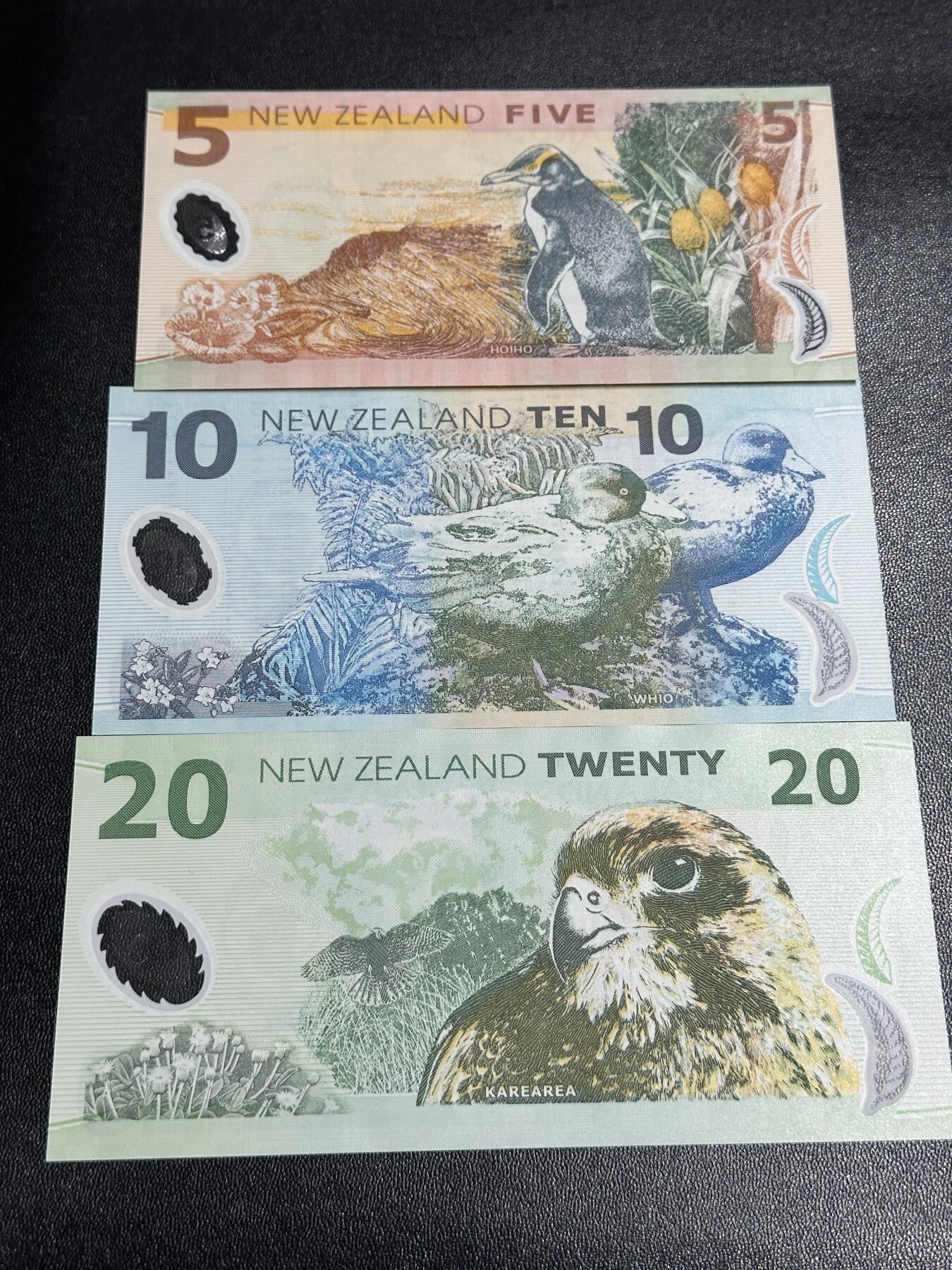 《外钞收藏家》第五百八十八期（优质场）（本平台长期征集拍品、欢迎藏友们联系合作） 新西兰老版本塑料钞5/10/20元3张一套	UNC