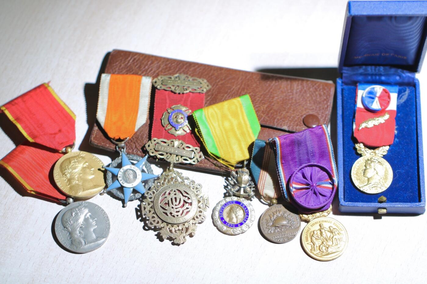 大猫徽章拍卖 第283期 纯银镀金法国工业协会奖章，纯银法国骑士级功勋勋章，皮包收纳：纯银镀金镶红宝石法国共济会奖章，纯银法国军事价值奖章，法国一战战斗联盟奖章，军官级镀金法国国家贡献奖章，原盒军官级镀金法国劳动荣誉奖章。