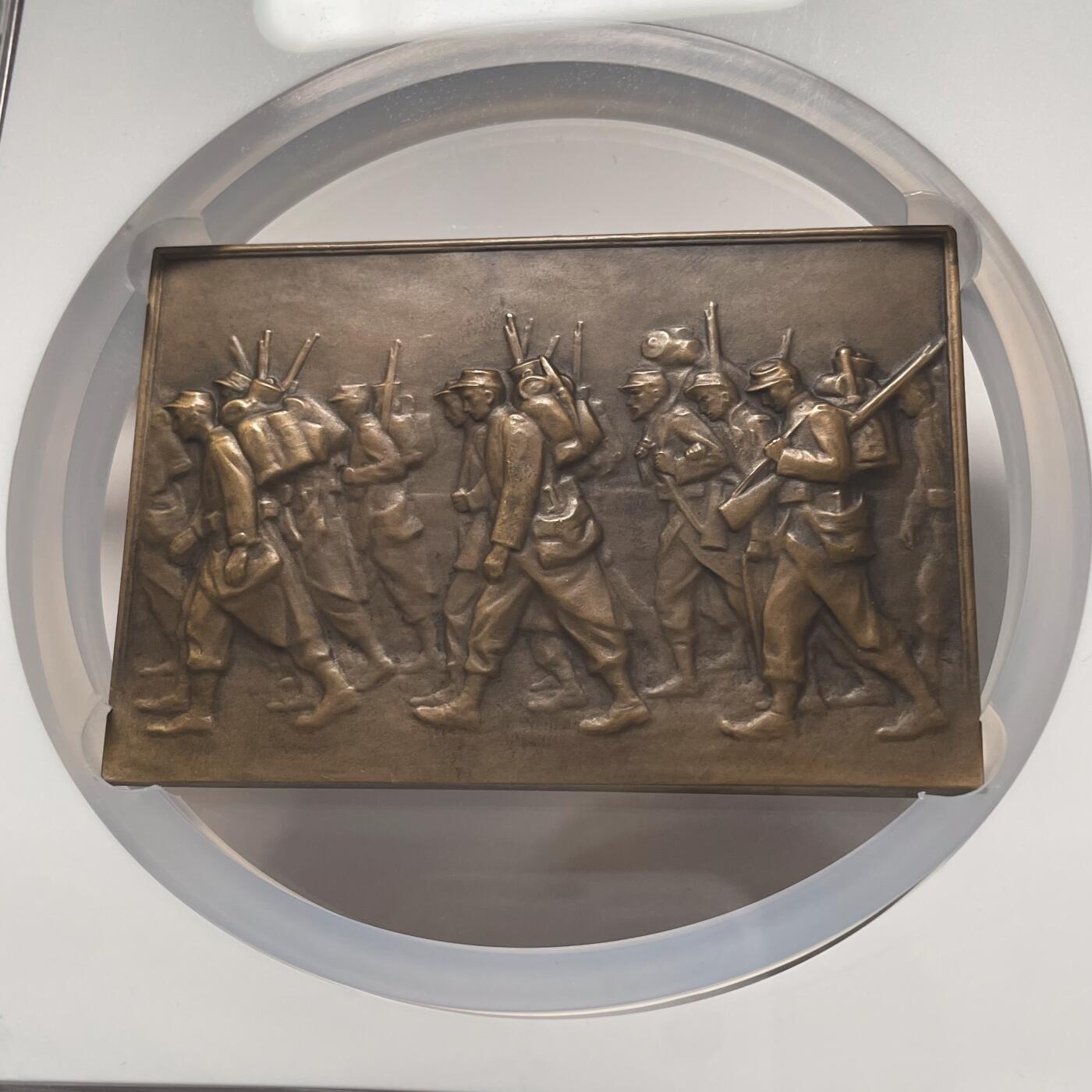 「木头集藏」章牌精品专场！ Roger-Bloche～法国SAMF协会34号作品铜章“士兵”，MS64 ，法兰西章牌之友协会（SAMF）1905年发行，尺寸：55 x 80 mm，铜章发行量仅120枚，边铭：丰饶角 BRONZE 火蝾螈 限量编号139。  SAMF协会章是法国新艺术章牌最杰出的代表，历来受到章牌收藏者的追捧。