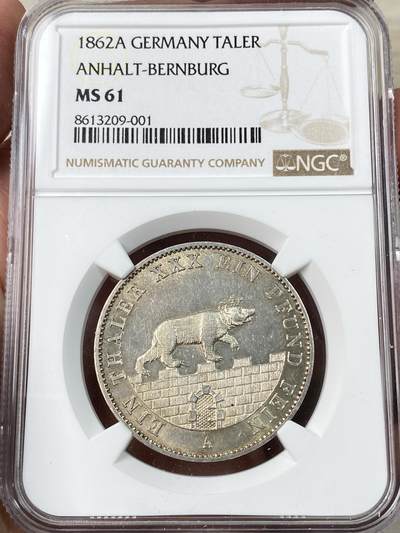 万国钱币拍卖第056期 - NGC MS61 1862年德国安哈尔特-贝恩堡小熊爬墙流通矿业泰勒 均匀淡玫瑰红彩包浆 喷砂感全熊毛丝滑享受
