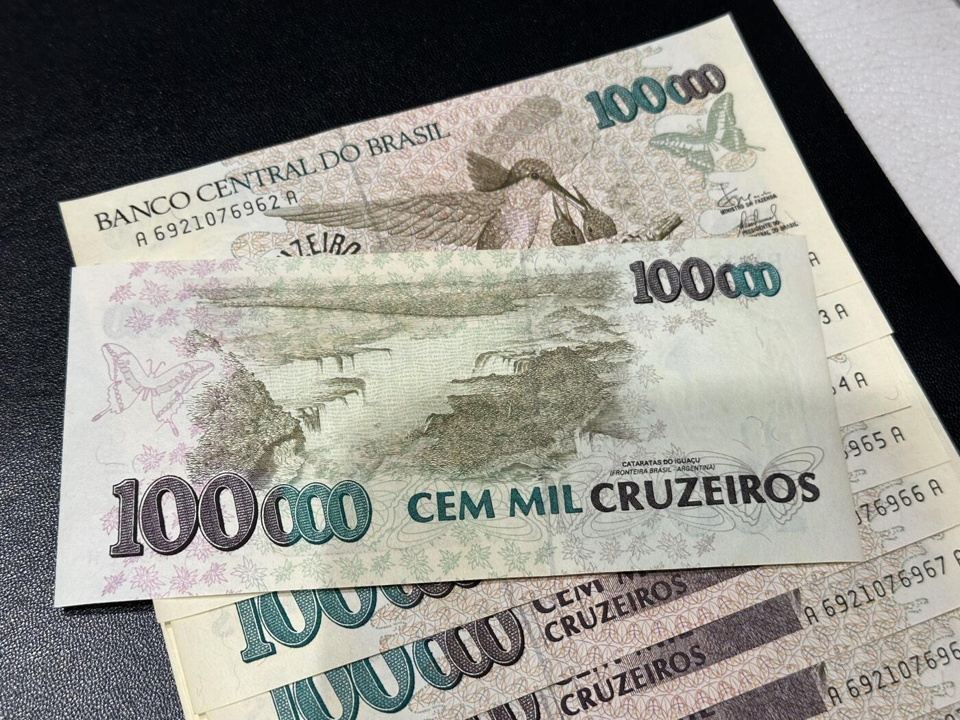 《外钞收藏家》第五百八十八期（优质场）（本平台长期征集拍品、欢迎藏友们联系合作） 巴西1993年10万克鲁塞罗标十连号（大部分全程无4，伊瓜苏大瀑布）	UNC 轻微黄潮斑