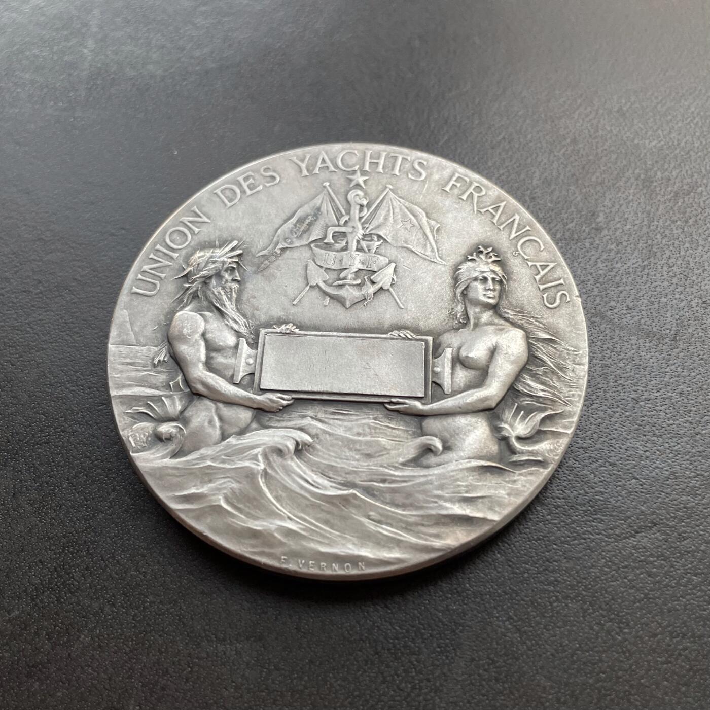 「木头集藏」章牌精品专场！ F.Vernon～法国游艇联盟银章 ，直径：50mm，66 g，边铭：丰饶角 ARGENT，雕刻大师韦尔农经典热门作品。这枚是1890年代发行的初铸版本，非常难得。这款银章更常见的是背面铭文为“法国游艇俱乐部”的版本，发行年代较晚并且多次重铸。