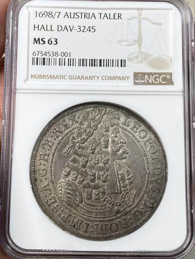 万国钱币拍卖第056期 - NGC MS63 1698/7神圣罗马帝国利奥波德一世纹章大泰勒 著名的神罗猪嘴泰勒 经典大波浪卷发 骑字年份难得一见 原味纸袋包浆 高分越来越贵的品种 此次贴脸入手机会不容错过