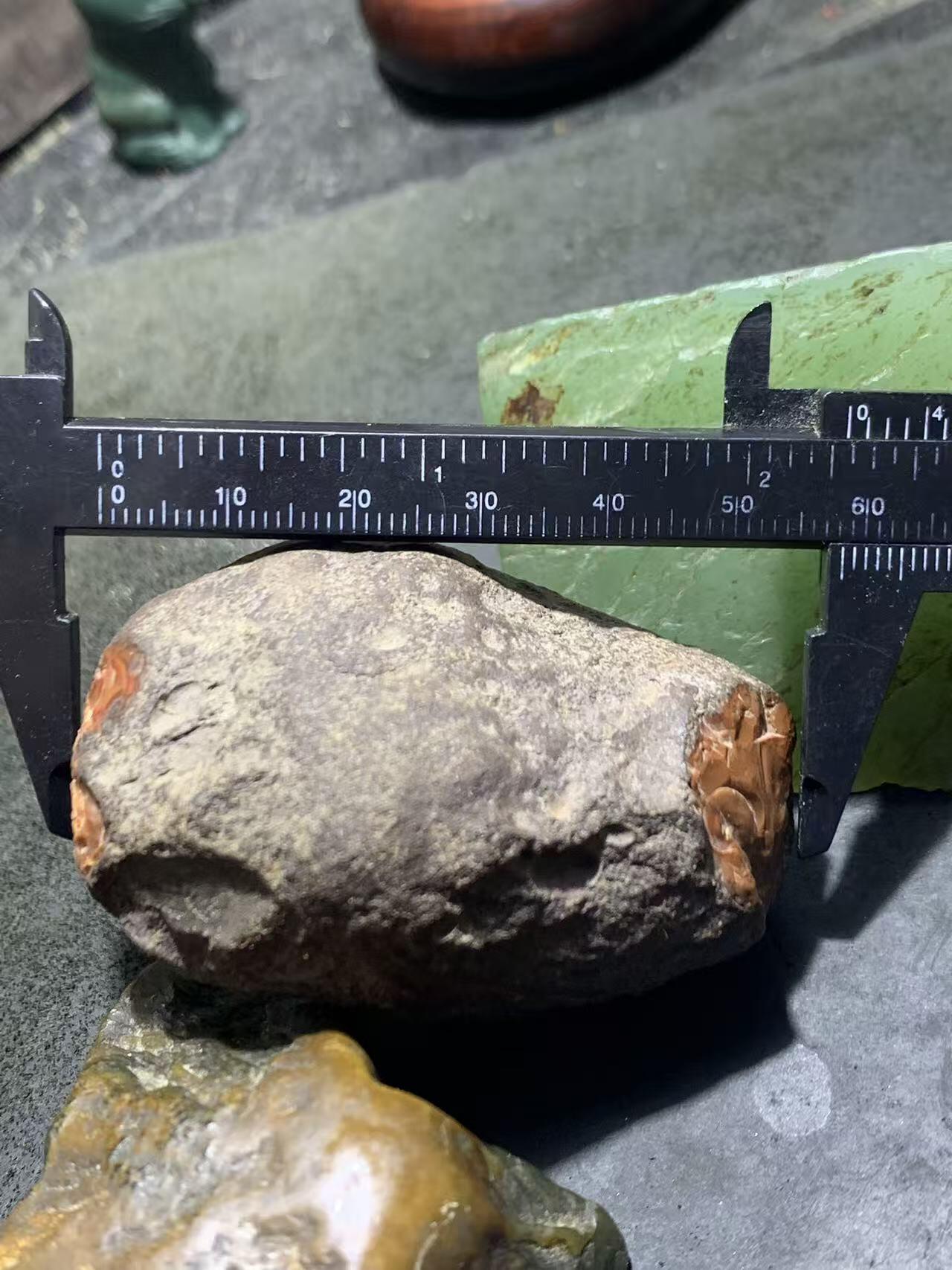 精美南红玛瑙原石伴生矿红碧石开窗料原石一颗，