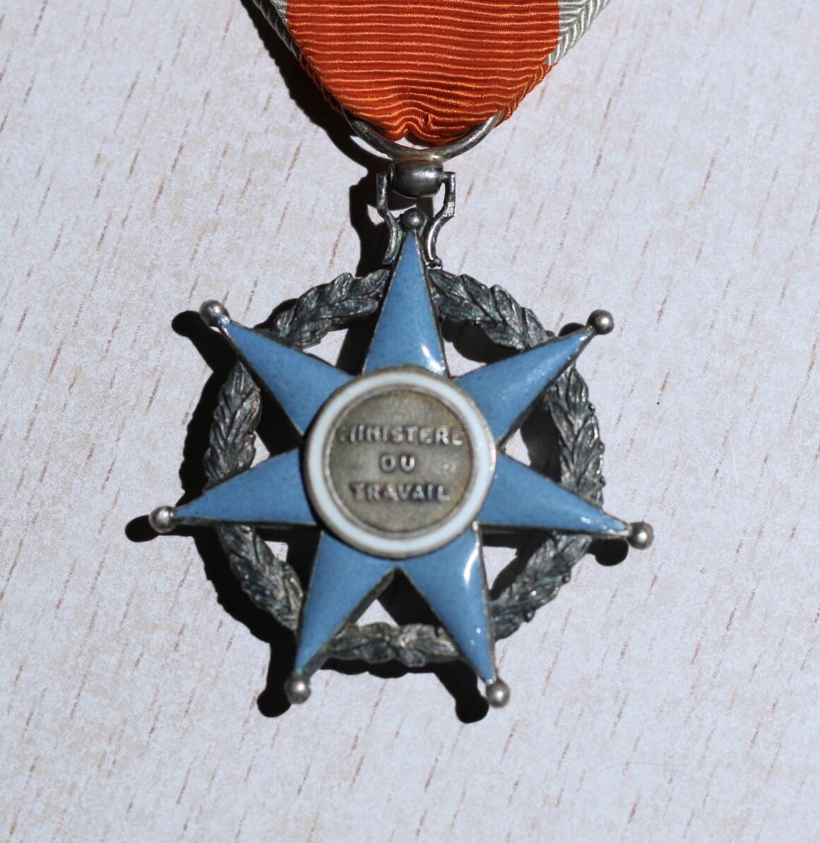 大猫徽章拍卖 第283期 纯银镀金法国工业协会奖章，纯银法国骑士级功勋勋章，皮包收纳：纯银镀金镶红宝石法国共济会奖章，纯银法国军事价值奖章，法国一战战斗联盟奖章，军官级镀金法国国家贡献奖章，原盒军官级镀金法国劳动荣誉奖章。