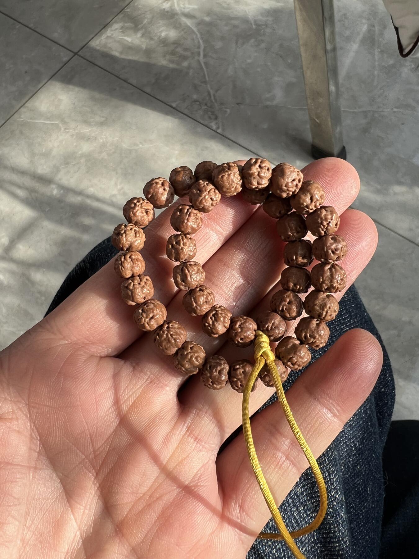 零元拍：龙切 五爪小佛手108 长串7MM左右，非常容易变红，坊间人称三日红，很容易有盘玩成就感。图8是我自己盘玩效果，后三图是另外一串只戴没盘20天效果