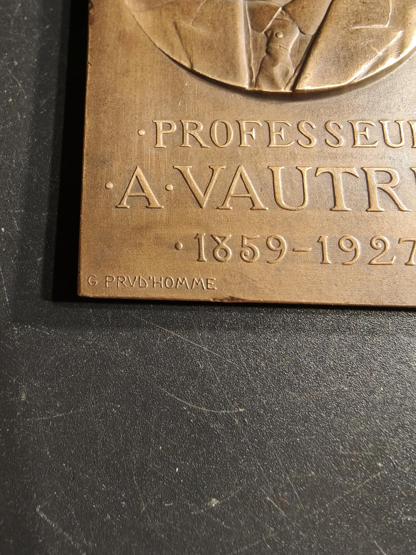 老王徽章第166期 法国南锡临床医疗协会A·沃特林教授方向大铜章    大师普鲁多姆作品    尺寸75×52mm.    重量113.7g