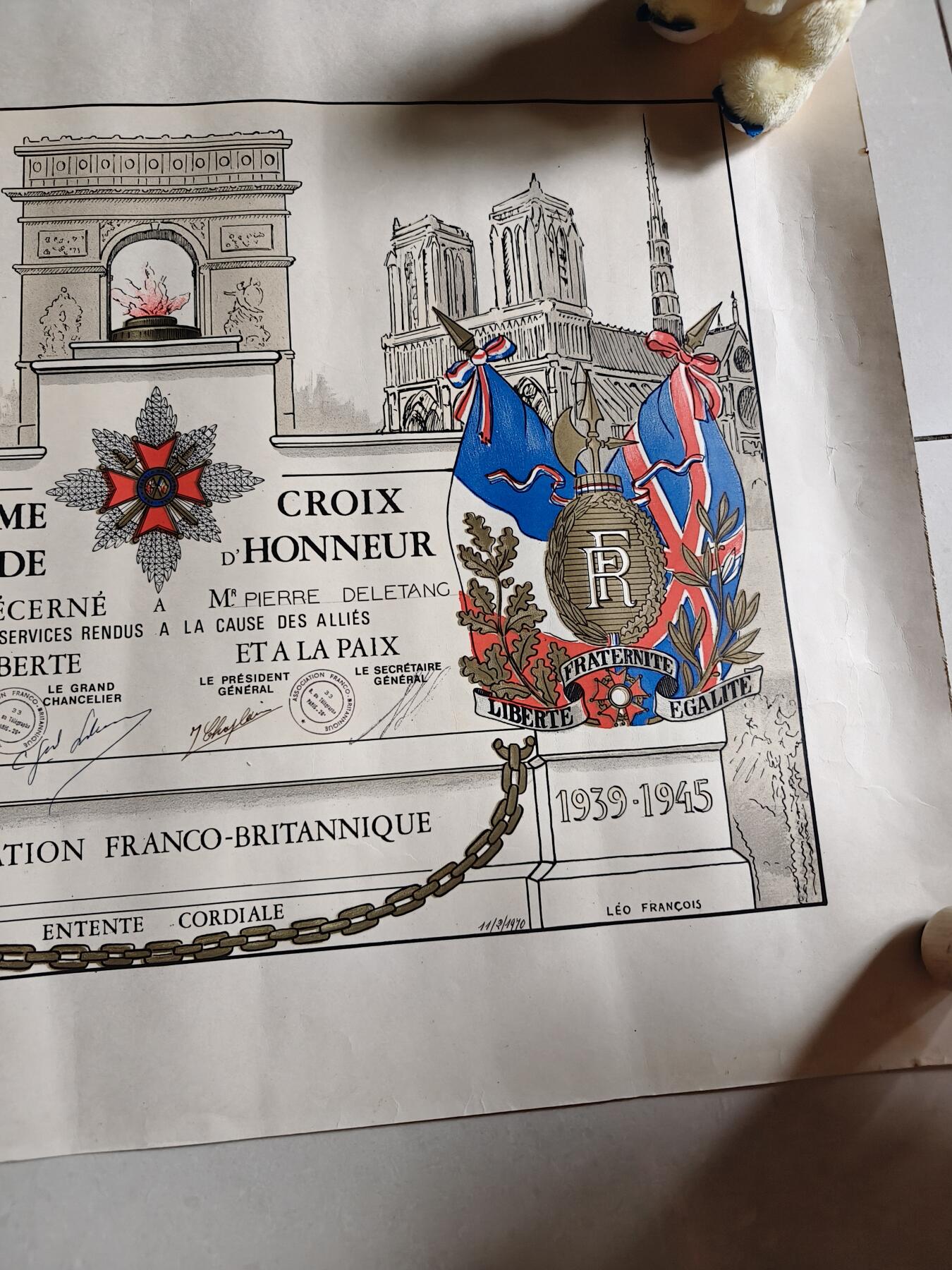 老王徽章第166期 大十字级英法友好协会勋章       带证书以及协会终身成员证      获得者为皮埃尔•德莱唐先生