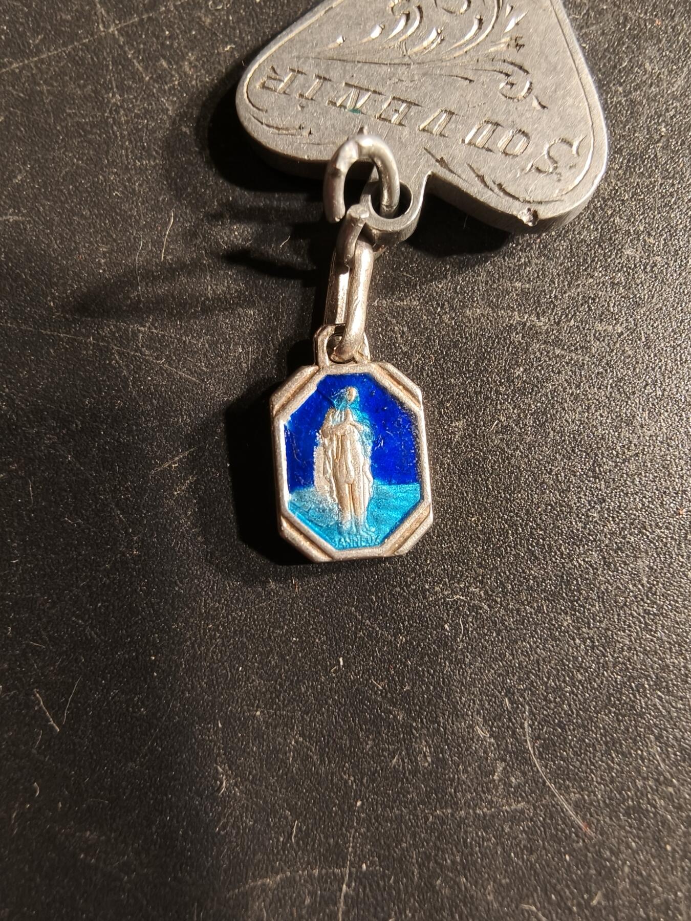 老王徽章第166期 法国天主教会纪念章    银质珐琅     1.1g