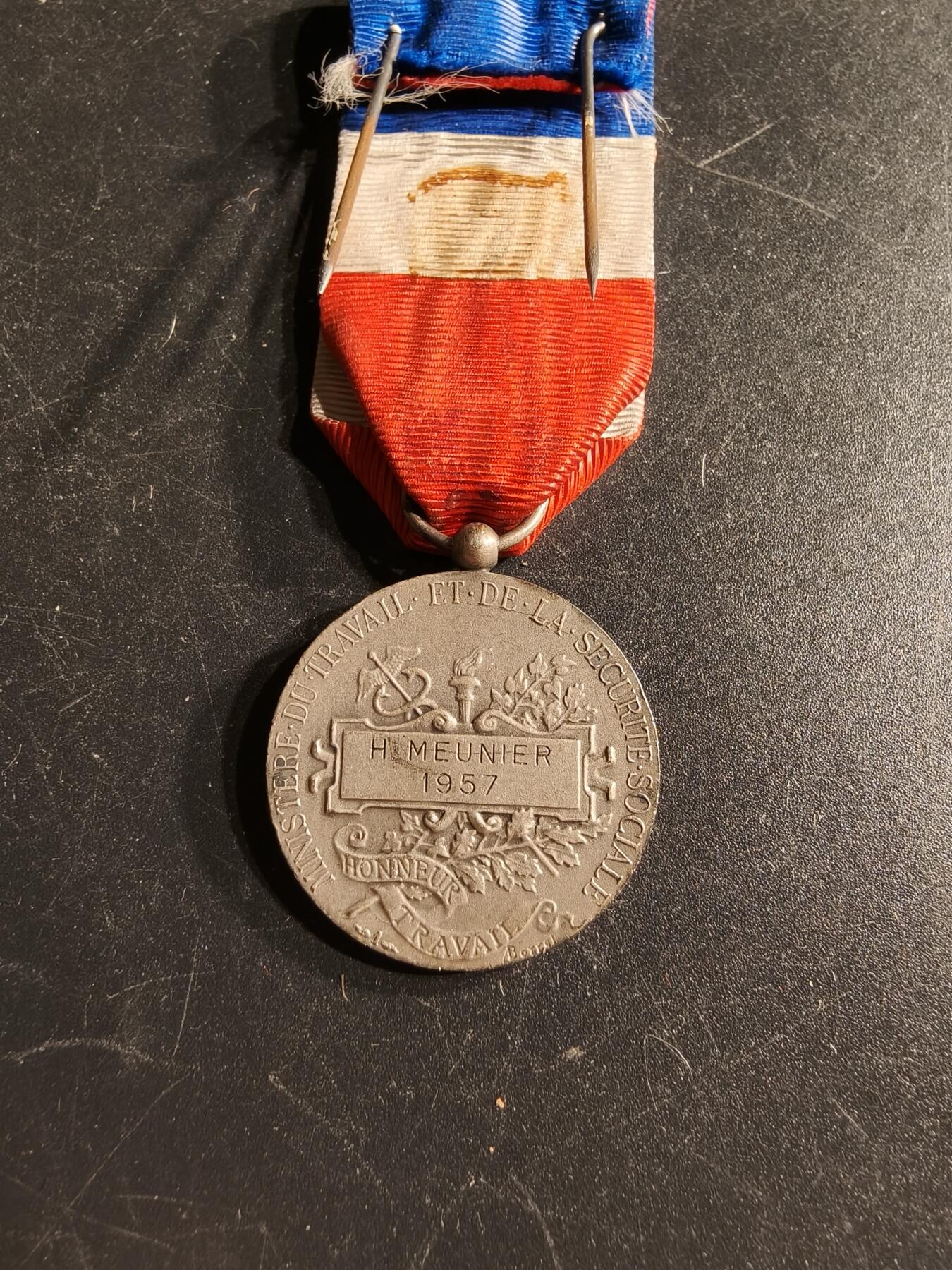 老王徽章第166期 法国银级劳工奖章     950银     12.5g