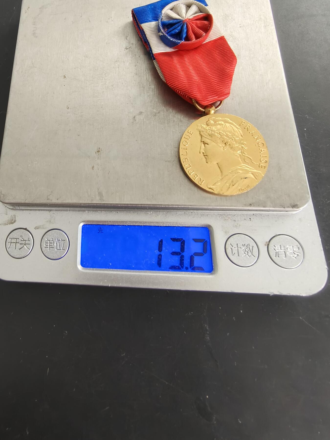 老王徽章第166期 法国金级劳工奖章    950银镀金    13.2g      