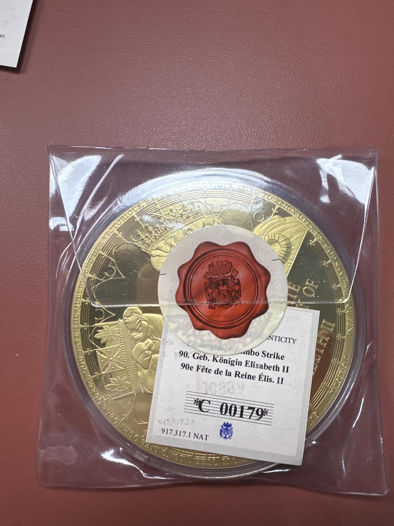 12.4铜章专场 2016年英国伊丽莎白女王二世90岁生日纪念章 高浮雕铜镀金精致纪念章 100mm