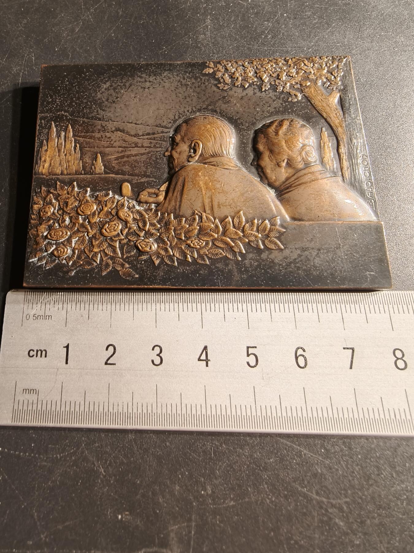 老王徽章第166期 法国金婚方形大铜章     尺寸78×58mm.    重量203.3g