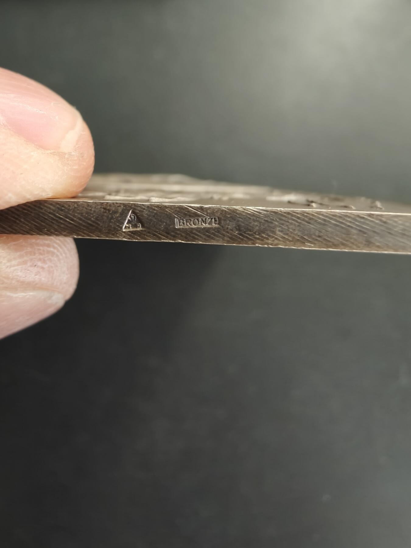 老王徽章第166期 法国新艺术玛丽安娜方形镀银大铜章     原盒     尺寸80×58mm.    重量106.2g