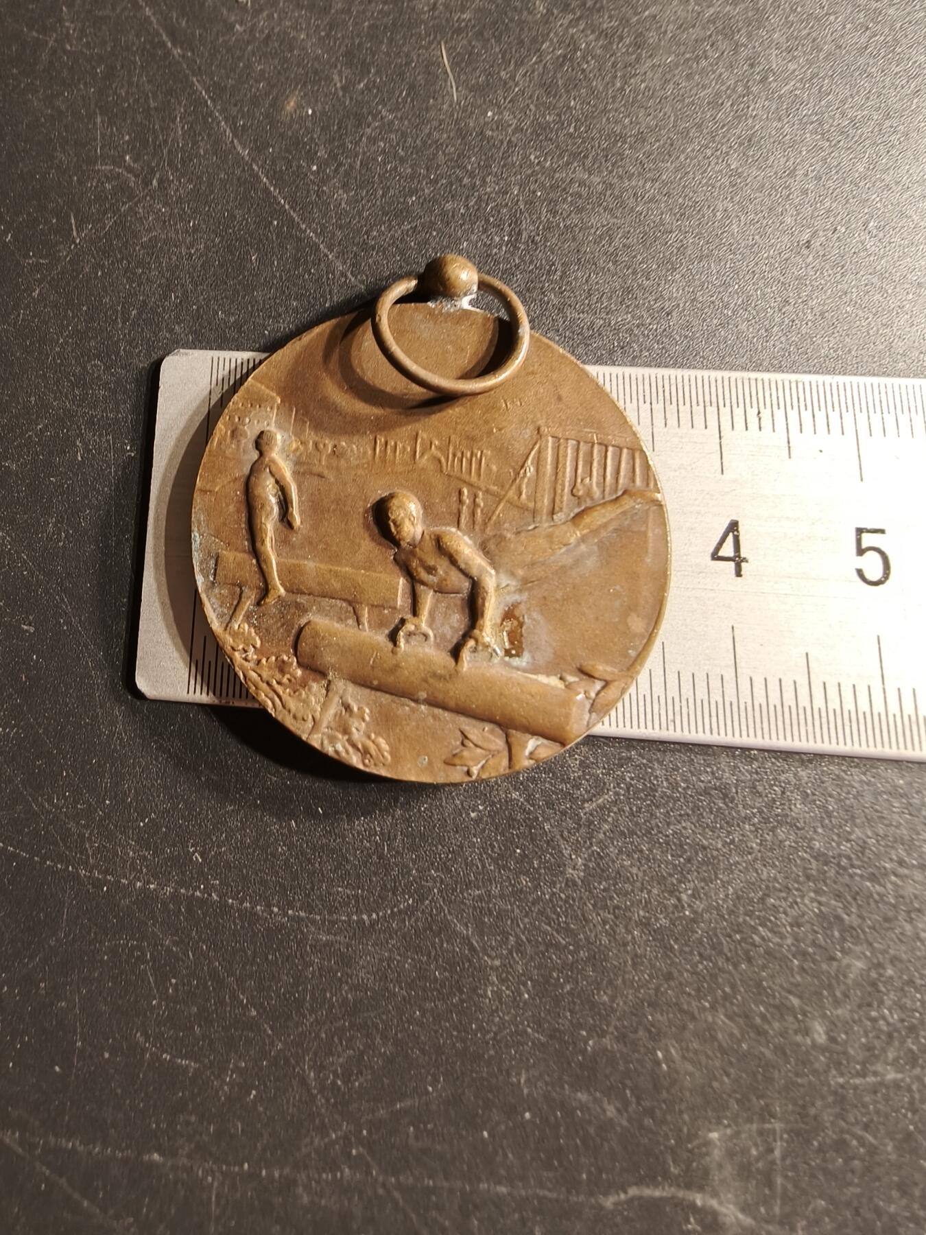 老王徽章第166期 法国体操协会铜奖章     直径36mm.   重量20g