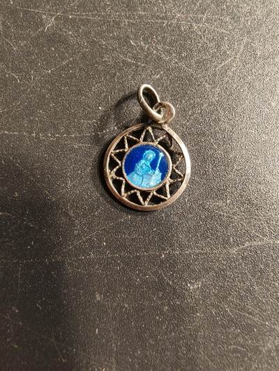 老王徽章第166期 - 法国天主教会纪念章    银质珐琅     0.4g