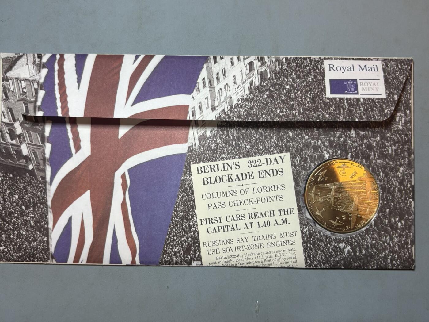 盛世勋华——号角文化勋章邮票专场拍卖第291期 英国1999年柏林危机（柏林空运成功50周年）纪念首日邮币封，包括纪念章+主题邮票+历史资料的组合类藏品，兼具历史纪念与收藏属性，纪念1948-1949年柏林空运50周年——这是二战后美苏冷战初期，西方阵营向被封锁的西柏林空运物资的行动，是冷战早期的标志性事件。限量发行，编号29500