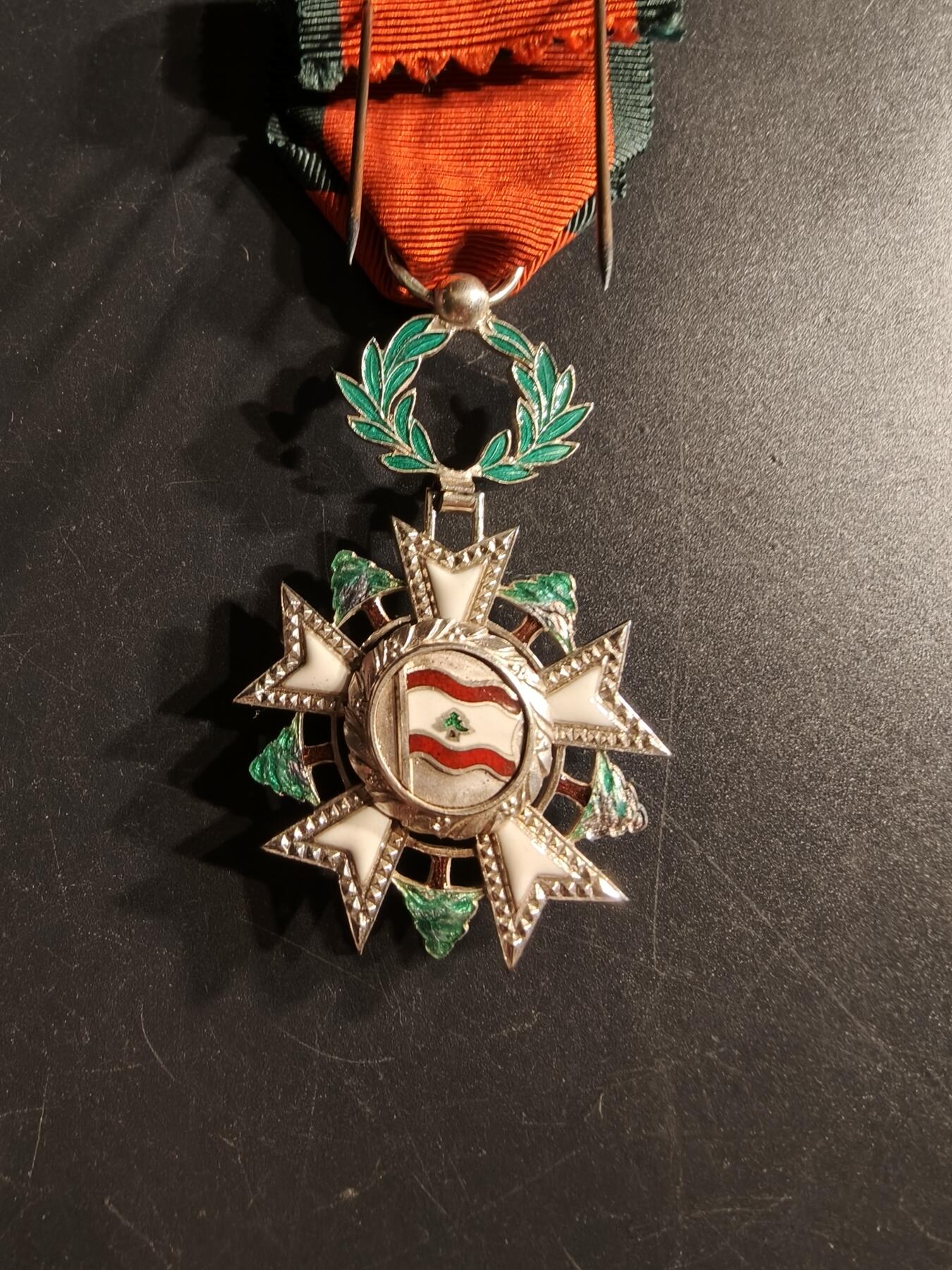 老王徽章第166期 黎巴嫩骑士级雪松勋章     原盒带证书（左下角有点小折损）和一点获得者的剪报    颁发于1965年     获得者为法国人皮埃尔•德莱唐先生      最后一张为简要履历翻译 