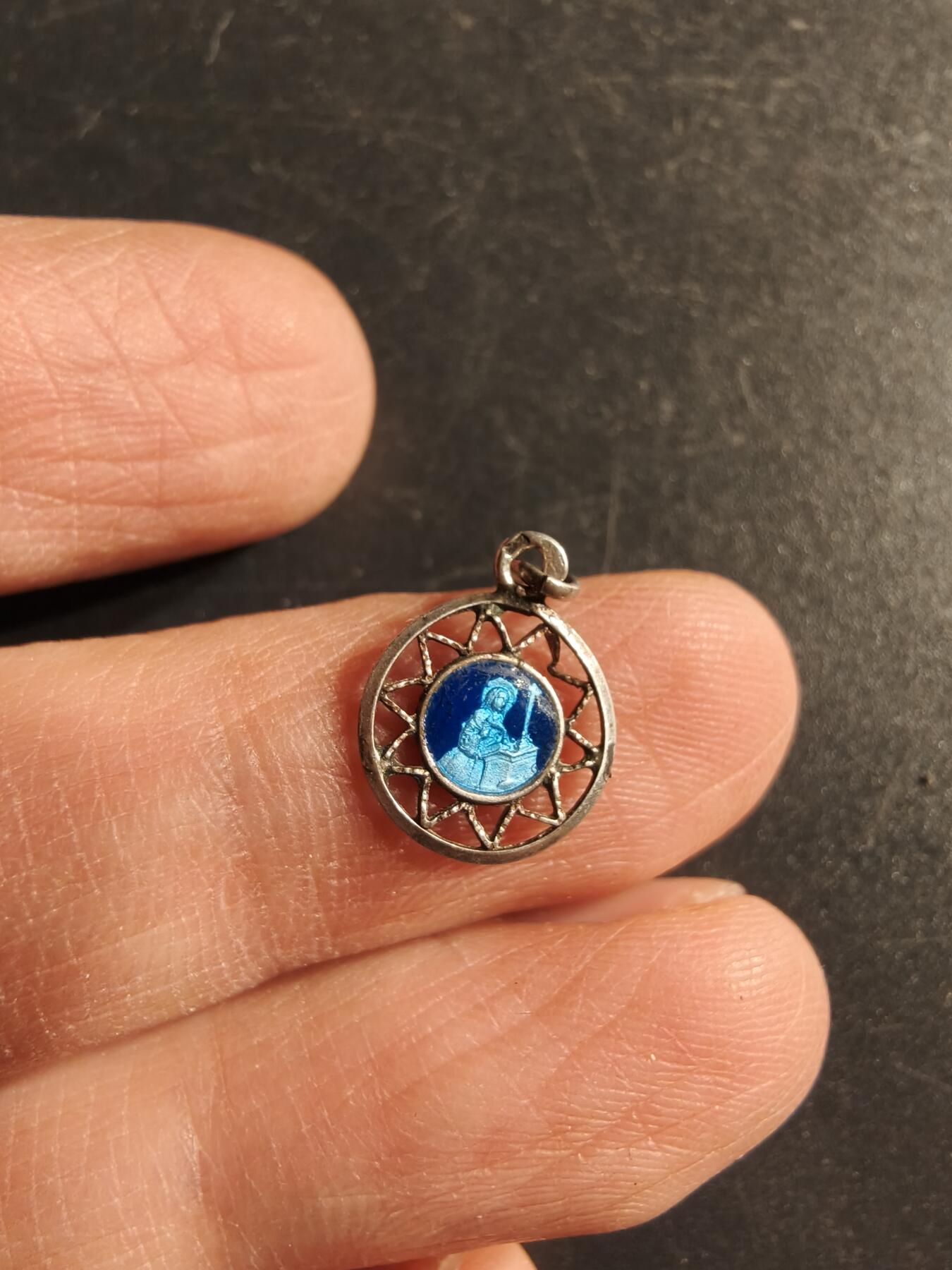 老王徽章第166期 法国天主教会纪念章    银质珐琅     0.4g