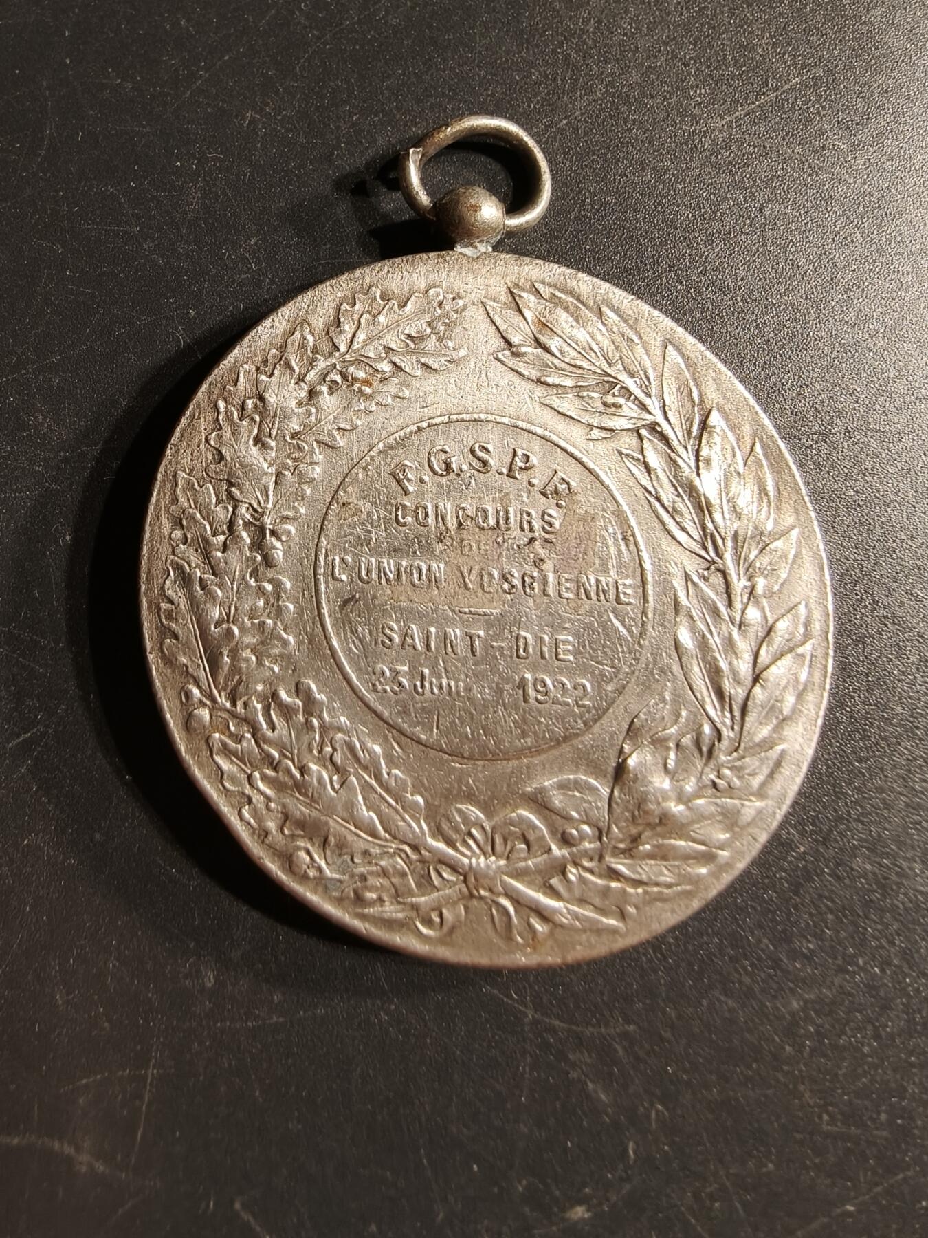 老王徽章第166期 法国孚日体育竞赛镀银铜奖章     直径44mm.    重量40g