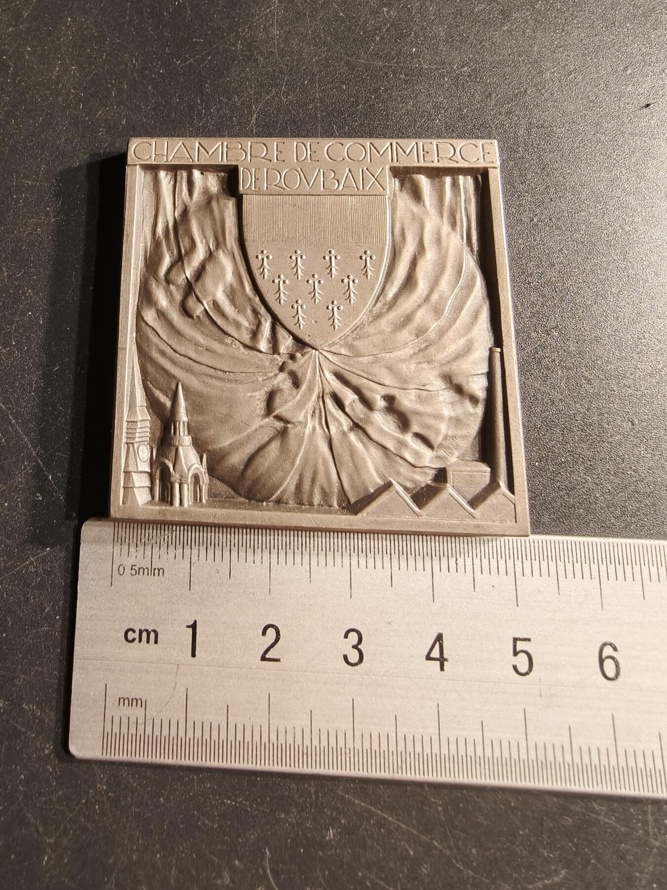 老王徽章第166期 法国鲁贝市工商协会方形大银章    950银   原盒    方形尺寸50×50mm.     重量105.6g