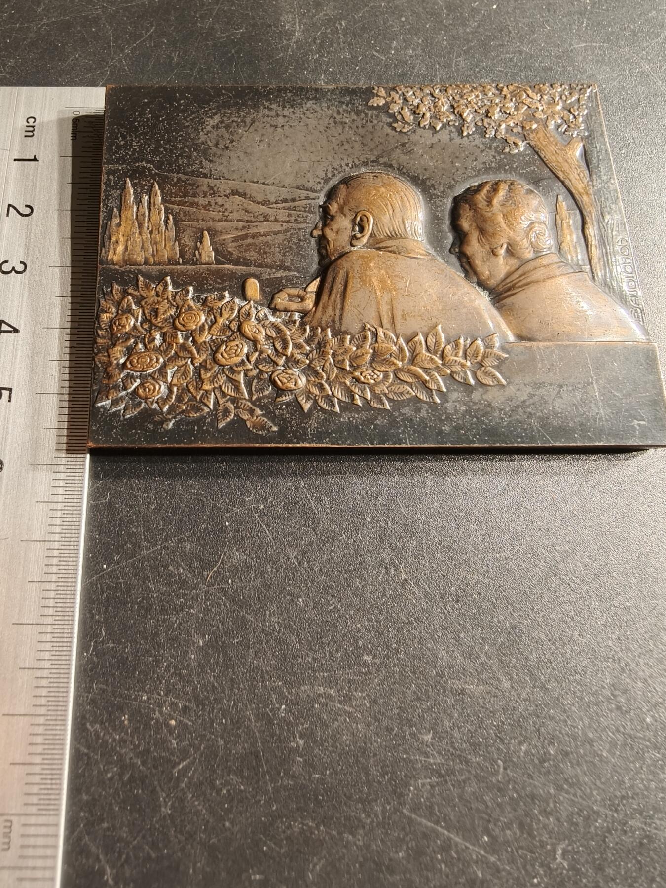 老王徽章第166期 法国金婚方形大铜章     尺寸78×58mm.    重量203.3g