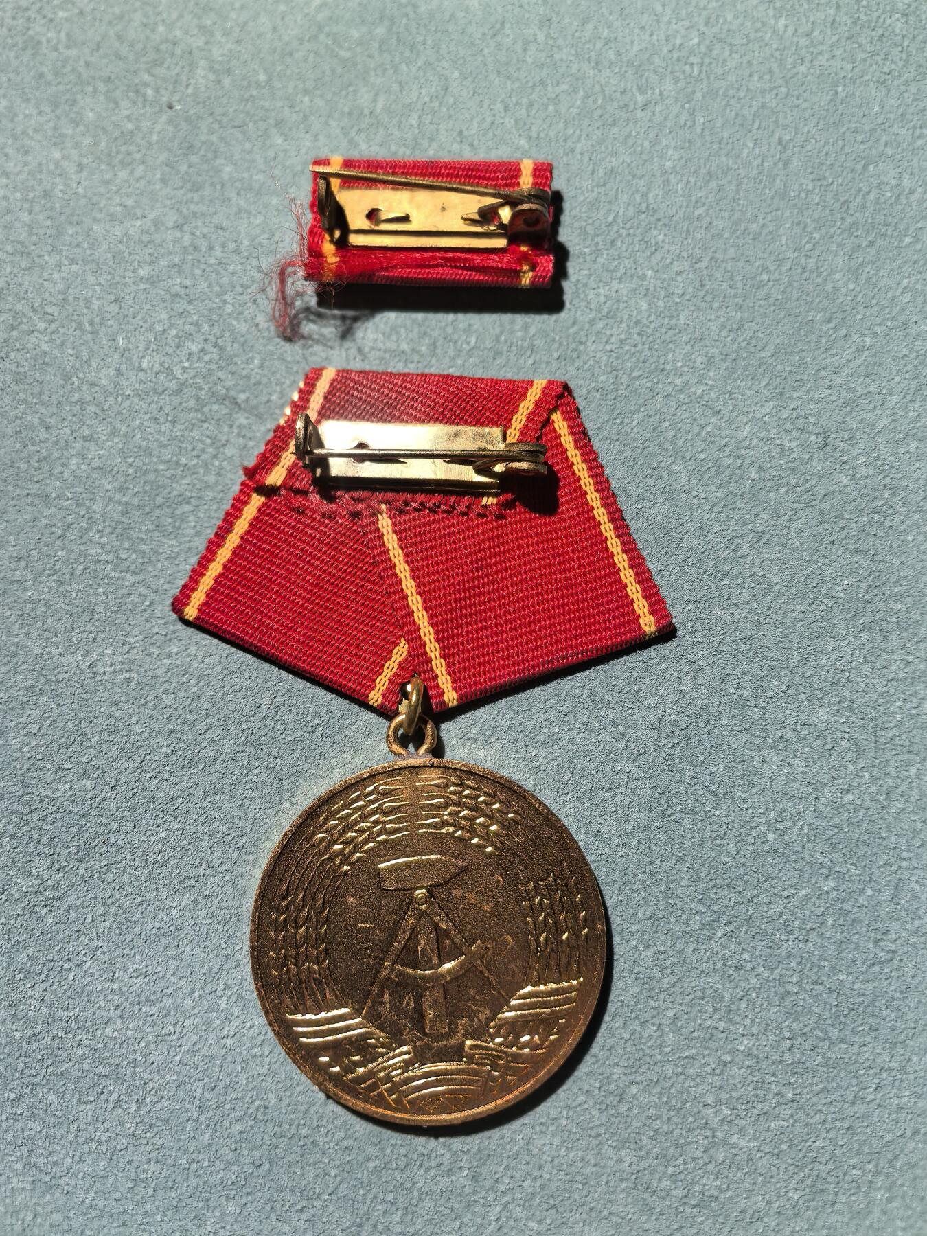 盛世勋华——号角文化勋章邮票专场拍卖第290期 东德工人阶级战斗队长期服务25年奖章带略