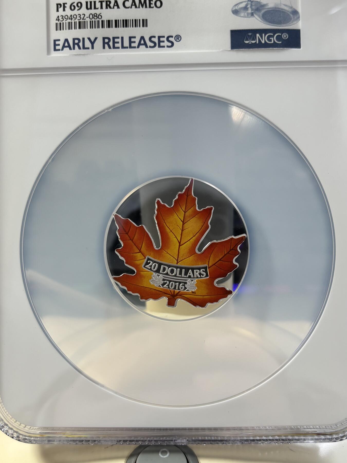 第183期拍卖 加拿大2016年世界首枚全彩色枫叶形1盎司纪念银币NGC-PF69无盒无证书，9999银，发行15000枚