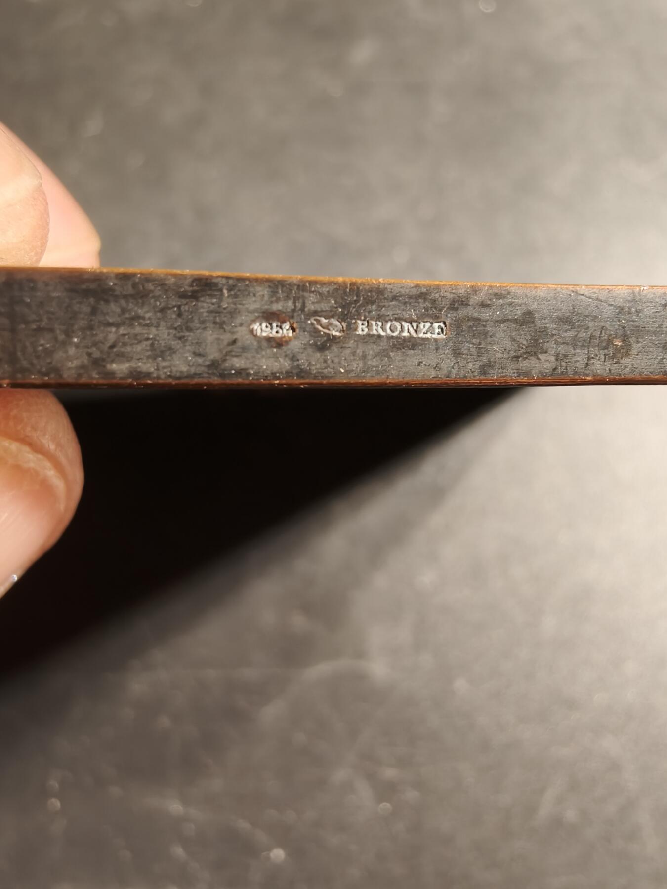 老王徽章第166期 法国金婚方形大铜章     尺寸78×58mm.    重量203.3g