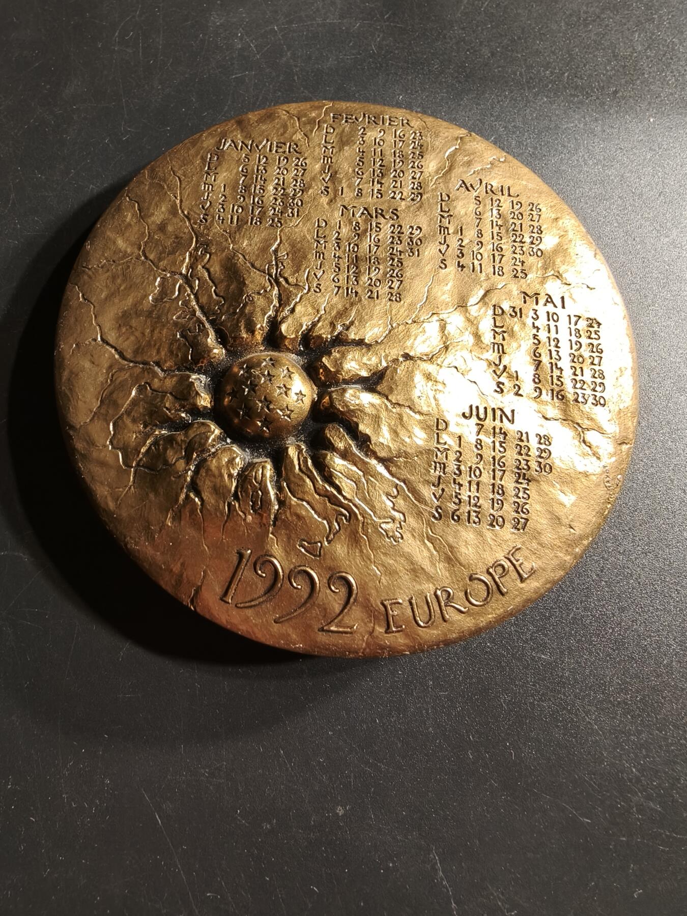 老王徽章第166期 法国1992年日历镀金大铜章     高浮雕    直径94mm.   重量634.4g