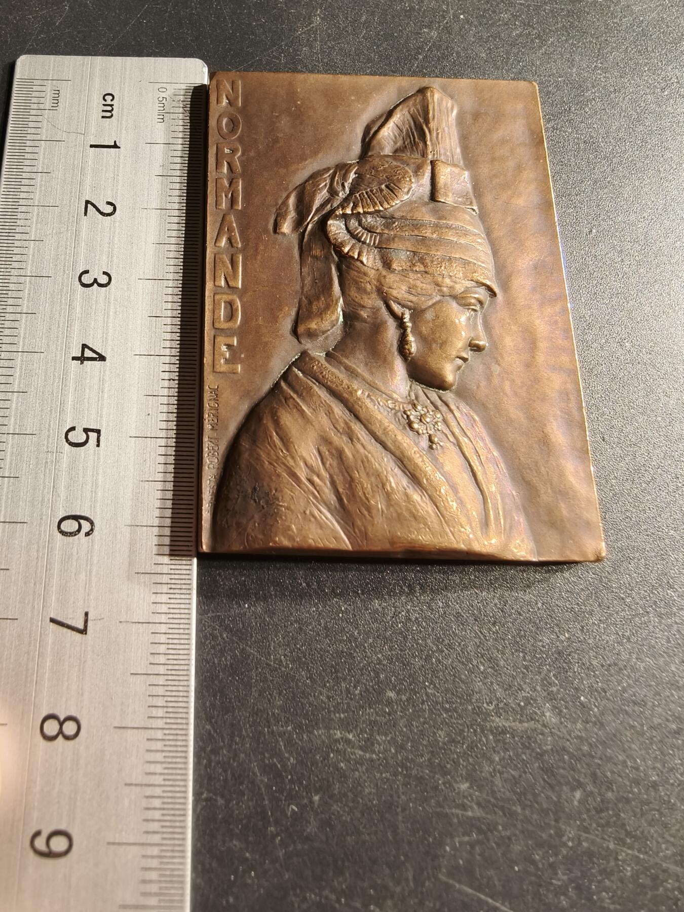 老王徽章第166期 法国诺曼底女性方形大铜章    高浮雕    尺寸64×43mm.    重量107.4g