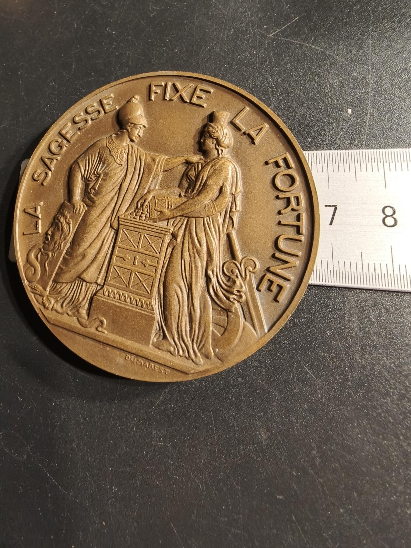老王徽章第166期 法国法兰西银行成立150周年大铜章    正面为密涅瓦与福图娜    象征智慧与财富     直径68mm.    重量153.4g