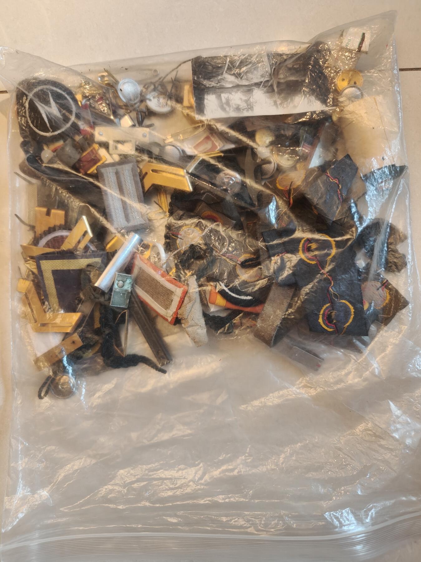 老王徽章第166期 东德各种臂章配件领章军衔符号等一组