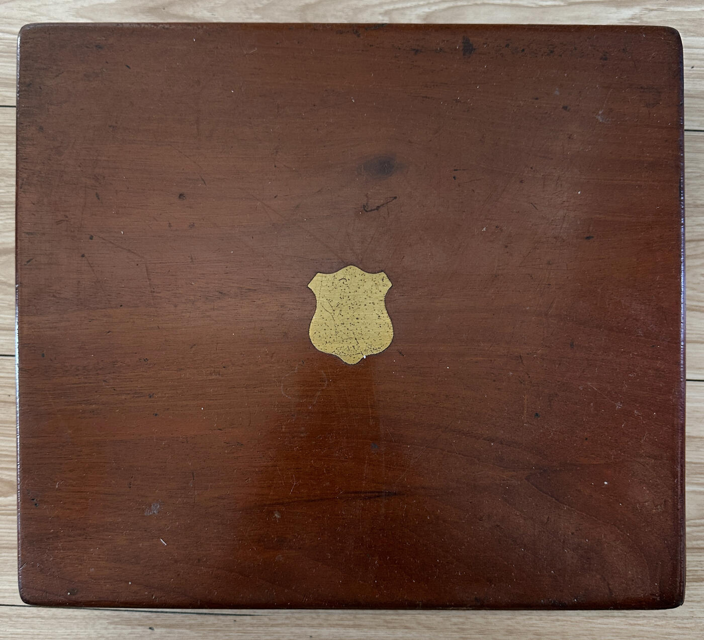 【俄甄集藏】2025年(045)12-03 星期三 晚 19:30 全场包邮 英国伦敦1870-1893年威廉·胡顿&父子制银公司出品古董刻花白色珍贵材料柄镀银餐刀、餐叉24支一套，原木盒，刀长：215mm，叉长：180mm，总重量：851克，设计精美，保存完好