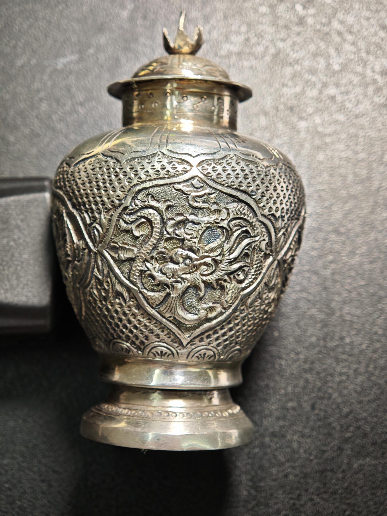 【德藏】世界币章拍卖第155期（拍品征集中~欢迎藏友联系） 回流龙凤雕花银瓶 瓶高约：83.4mm（含盖），瓶身直径约：50.8mm，瓶盖直径约：29.6mm，瓶重约：54.5g（含盖)）