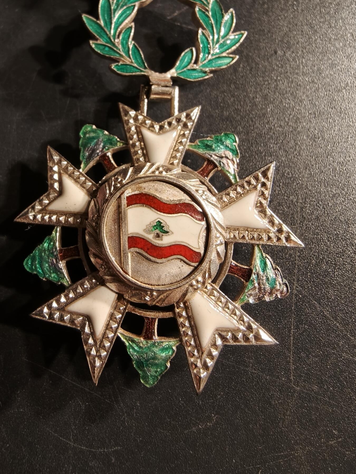 老王徽章第166期 黎巴嫩骑士级雪松勋章     原盒带证书（左下角有点小折损）和一点获得者的剪报    颁发于1965年     获得者为法国人皮埃尔•德莱唐先生      最后一张为简要履历翻译 