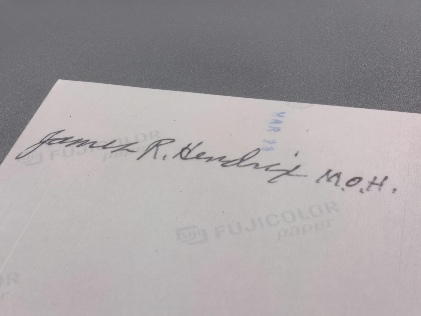 小驴勋章奖章收藏11月29日周六晚六点拍卖（珍爱和平，收藏战争，铭记历史，勿忘国耻，忠党爱国。有偿代拍，送拍规则在简介最后，参拍须阅读规则后再参拍，关系到运费包装发货时效真假辨别等关键信息，拍卖时不再发原图，看大图店主微信码在拍卖店铺介绍里） 荣誉勋章获得者第4装甲师詹姆斯·理查德·亨德里克斯战后签名照和在证书复印件上的亲签，从诺曼底登陆参加了突出部战役，在巴斯托涅（看过兄弟连的朋友应该不陌生）俘获两门88火炮班组人员，还从被击中半履带车上拽下同袍，简直就是阿米利卡超人