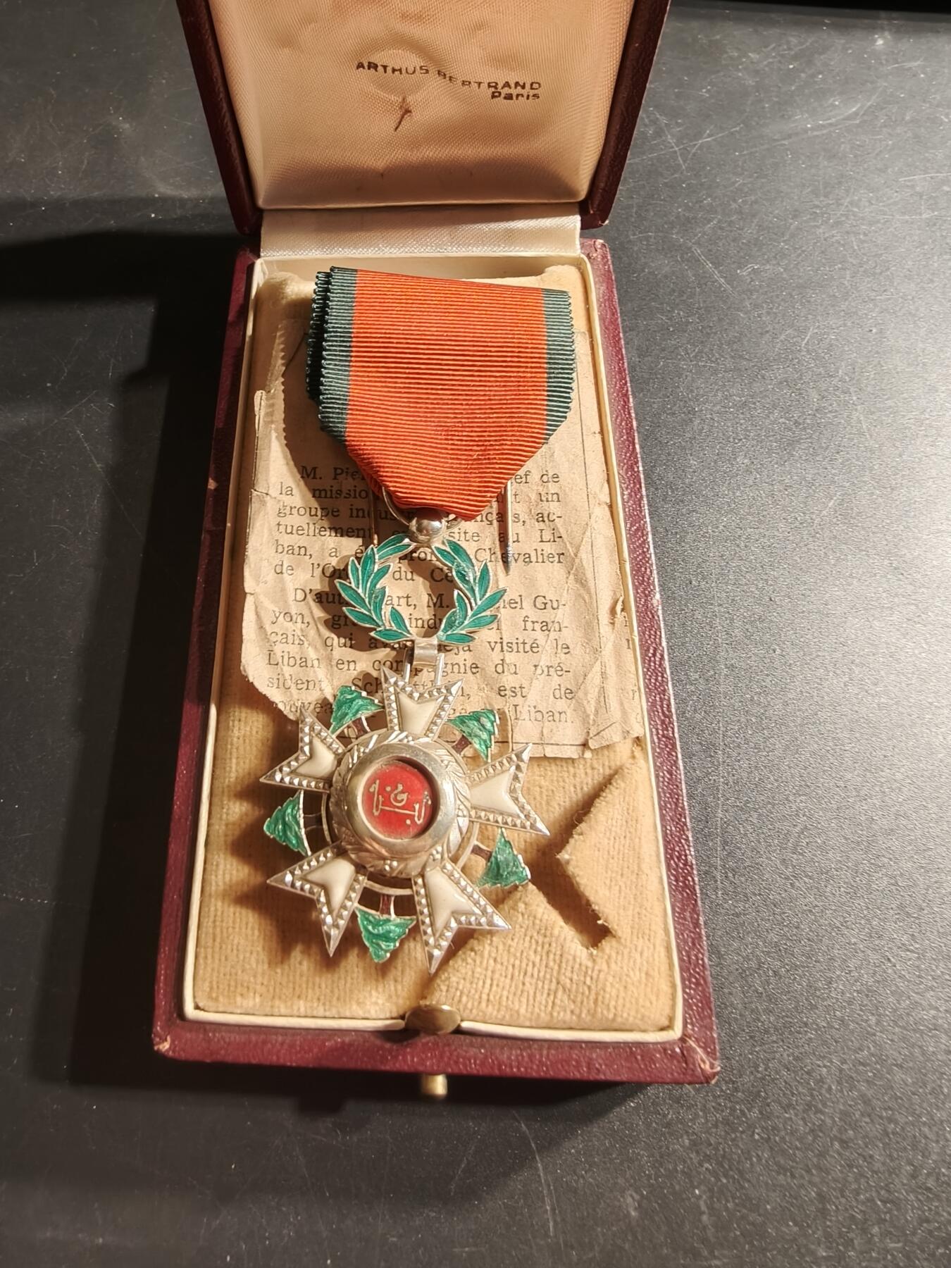 老王徽章第166期 黎巴嫩骑士级雪松勋章     原盒带证书（左下角有点小折损）和一点获得者的剪报    颁发于1965年     获得者为法国人皮埃尔•德莱唐先生      最后一张为简要履历翻译 