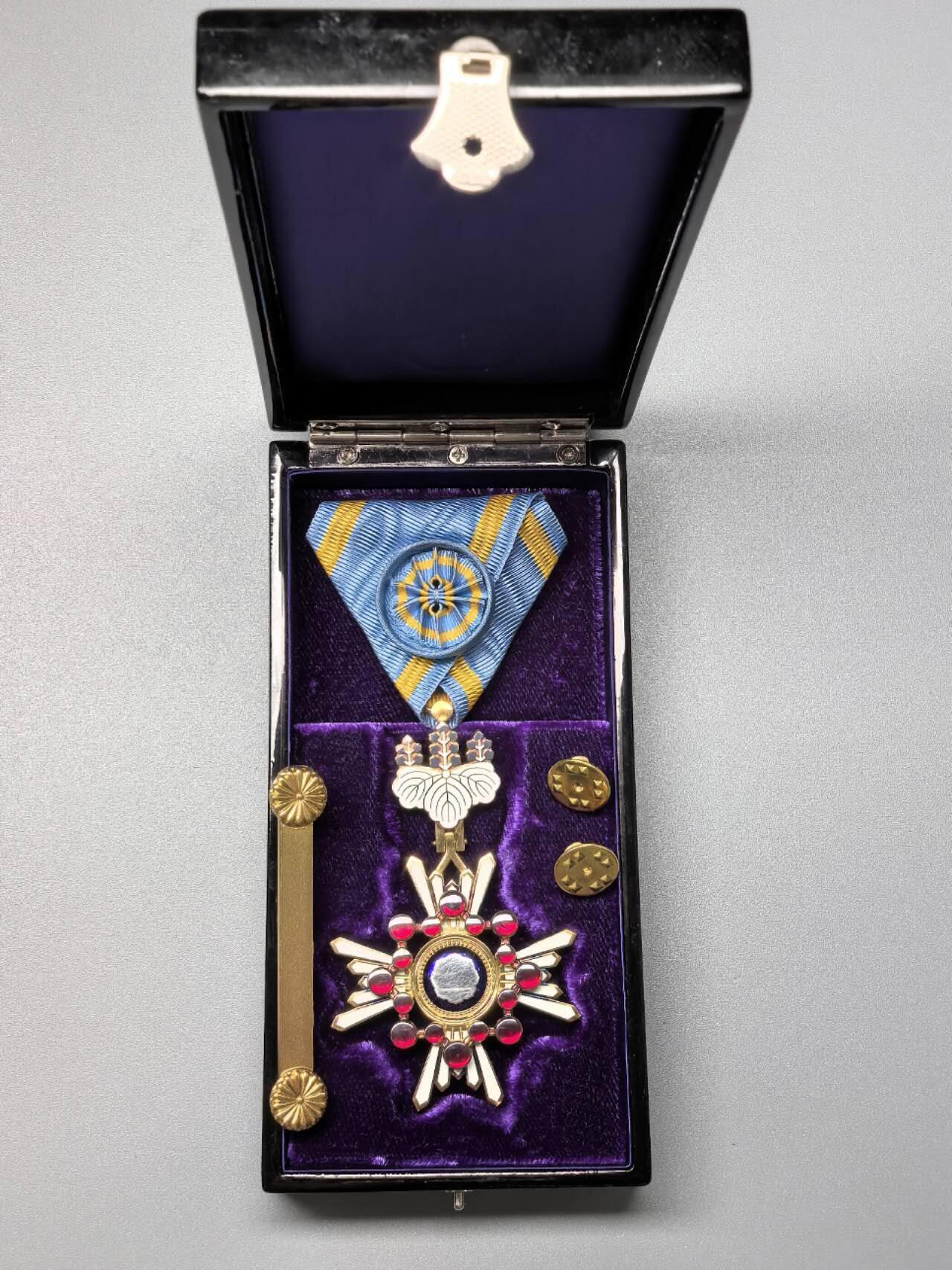 小驴勋章奖章收藏11月29日周六晚六点拍卖（珍爱和平，收藏战争，铭记历史，勿忘国耻，忠党爱国。有偿代拍，送拍规则在简介最后，参拍须阅读规则后再参拍，关系到运费包装发货时效真假辨别等关键信息，拍卖时不再发原图，看大图店主微信码在拍卖店铺介绍里） 瑞宝小绶章带盒，银质七宝烧，吊金具蝴蝶扣扣不上，红色七宝烧有烧制内伤（烧制时内部产生了气泡）