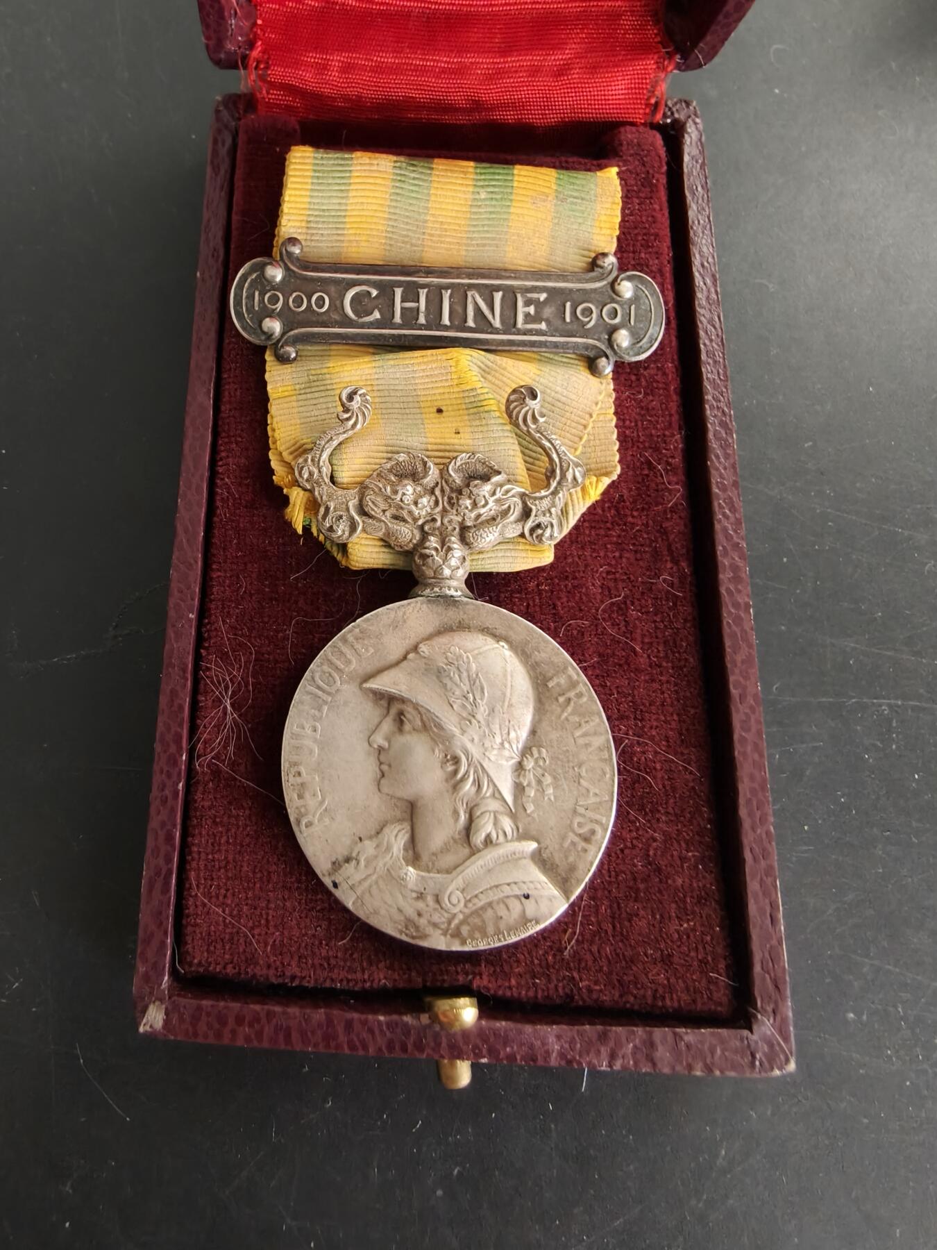 老王徽章第166期 法国1900庚子奖章    950银原著带勋条    原盒