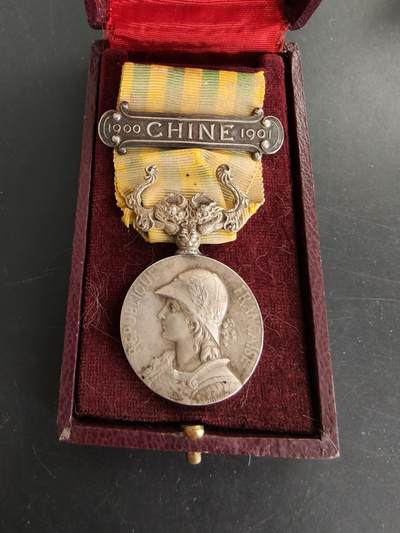 老王徽章第166期 - 法国1900庚子奖章    950银原著带勋条    原盒