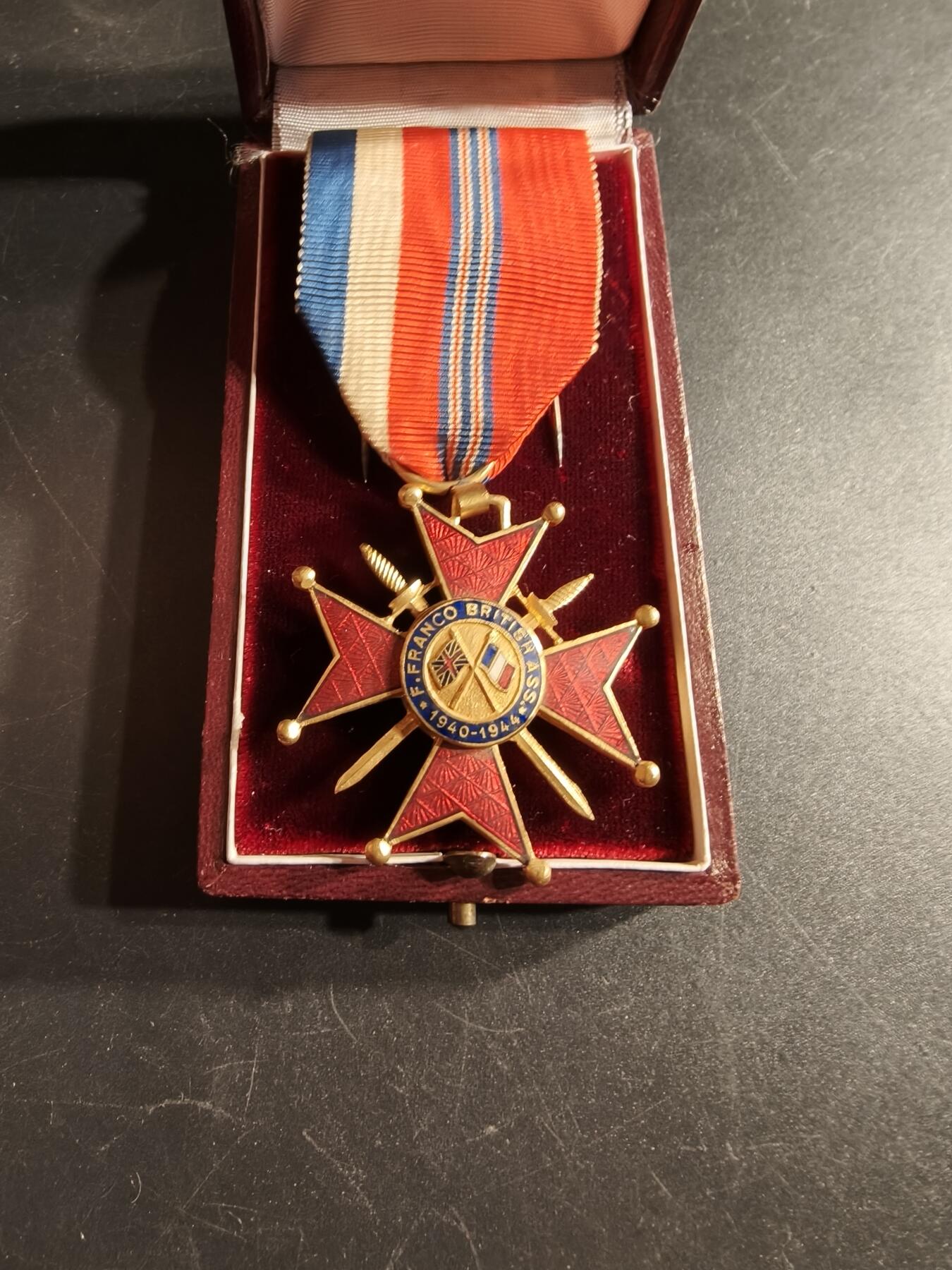 老王徽章第166期 骑士级英法友好协会勋章     原盒带证书（证书底部有折损）    获得者为皮埃尔•德莱唐先生