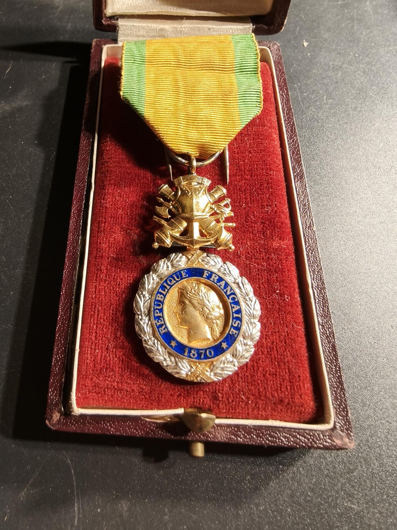 老王徽章第166期 法国军事奖章    原盒     三共时期    950银镀金珐琅